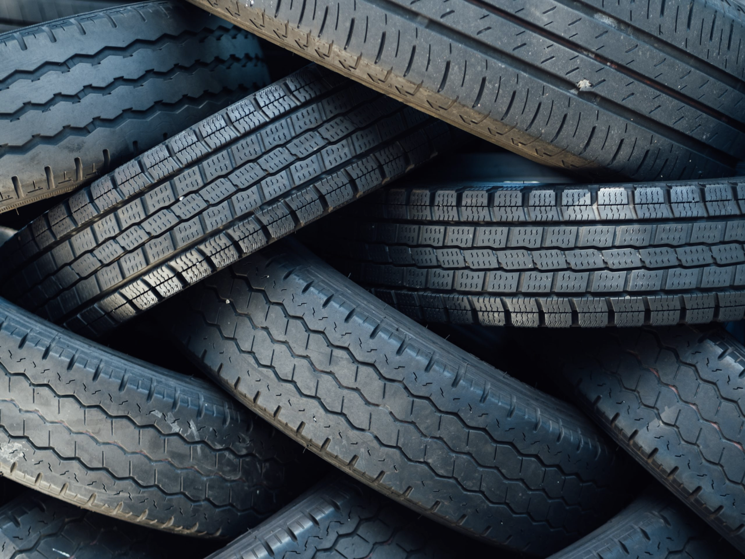 Difference Between Crumb Rubber and Reclaim Rubber: A Complete Buyer’s Guide